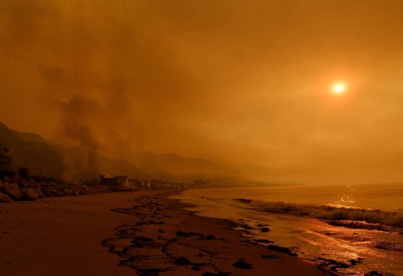 Imágenes del voraz incendio forestal que amenaza a California