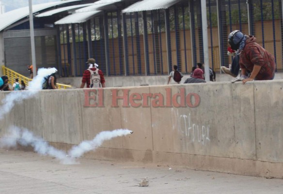 FOTOS: Varios heridos y taxis destruidos en enfrentamiento afuera de la UNAH