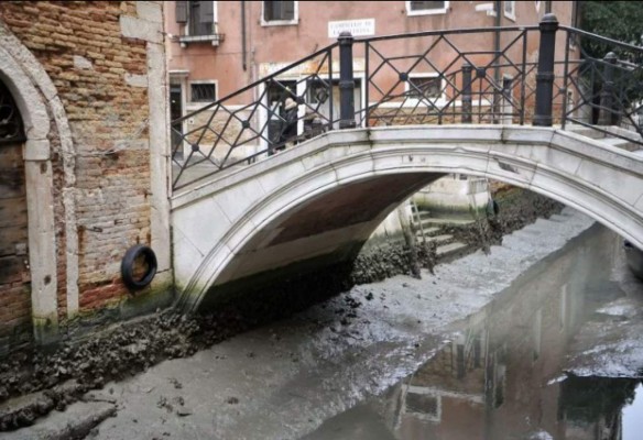 Las impactantes imágenes de los canales de Venecia sin agua