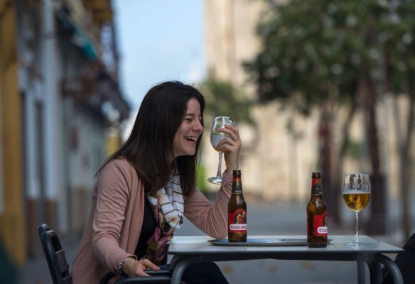 Sol, cerveza y terrazas: España celebra la cautelosa vuelta a la vida