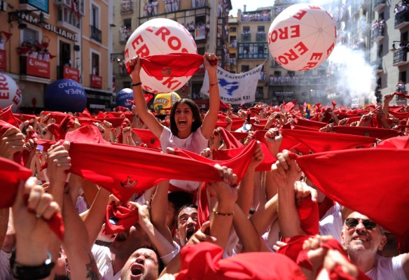 España busca el fin del confinamiento, pero repuntan muertes (FOTOS)