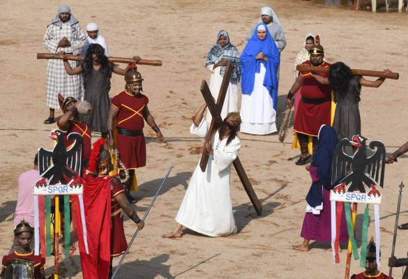 Trajes inusuales, máscaras y azotes reales: Los vía crucis más peculiares del mundo