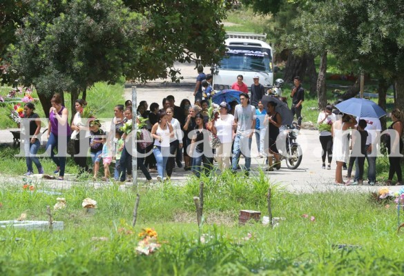 Lo que no se vio durante entierro de joven que murió tras aceptar una cita por Facebook