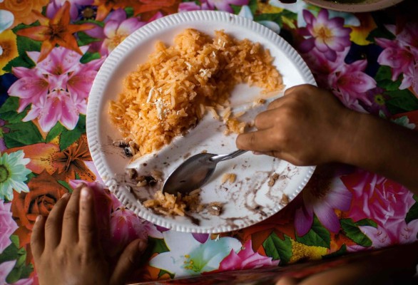 Lo que hacen los migrantes por un plato de comida en la ruta hacia Estados Unidos