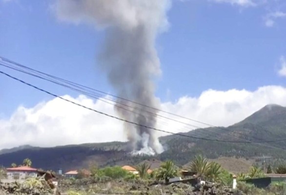 Evacuaciones y un cementerio por desaparecer: Sigue la odisea por erupción en España