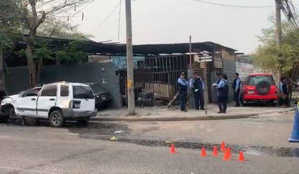 Hombre asesinado en barrio Medina iba esposado y se lanzó del vehículo