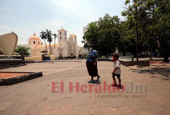 FOTOS: En la capital se resisten al encierro y salen en toque de queda