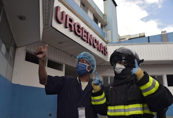 FOTOS: Con trompetas, bomberos llevan alegría a un hospital de Quito