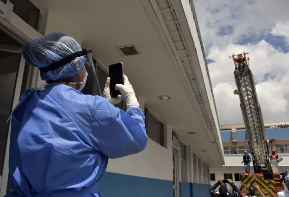 FOTOS: Con trompetas, bomberos llevan alegría a un hospital de Quito