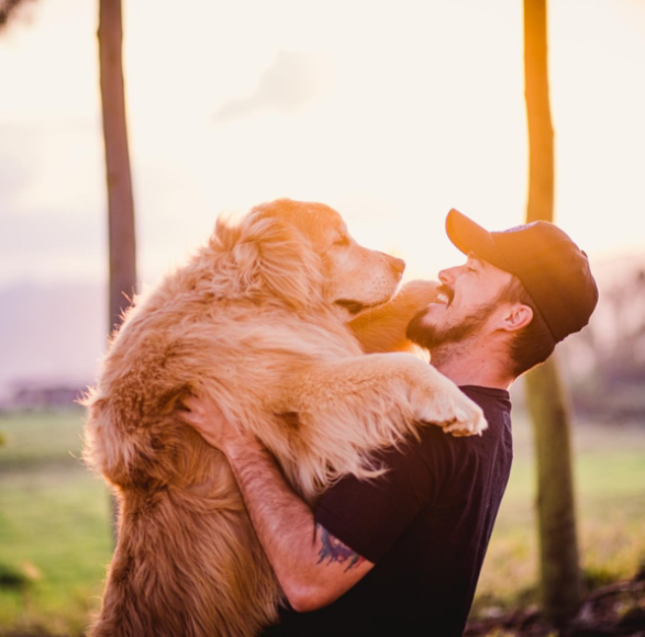 Muere influencer que recorrió el continente americano junto a su perro Shurastey