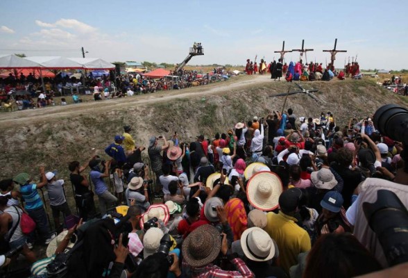 Clavados de pies y manos: El dolor real en los vía crucis más extremos del mundo