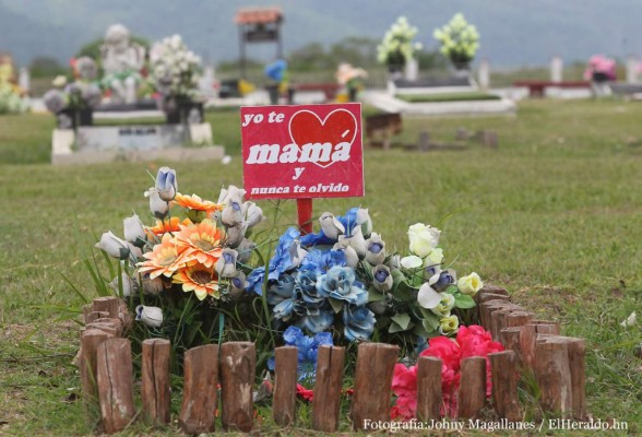 Cementerios: Visitas de amor para las madres que están en el cielo