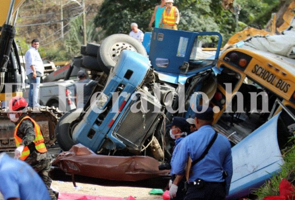 Las imágenes más estremecedoras del accidente de bus en salida al sur