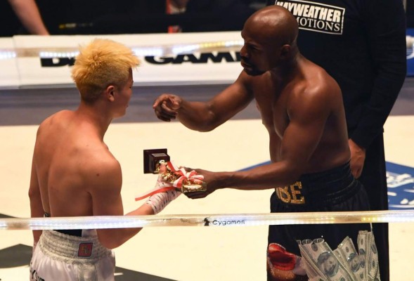 FOTOS: Así noqueó Floyd Mayweather al japonés Tenshin Nasukawa