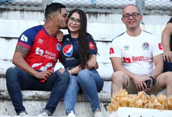 FOTOS: Bellas y enamoradas, así llegaron las aficionadas de Olimpia y Motagua al clásico