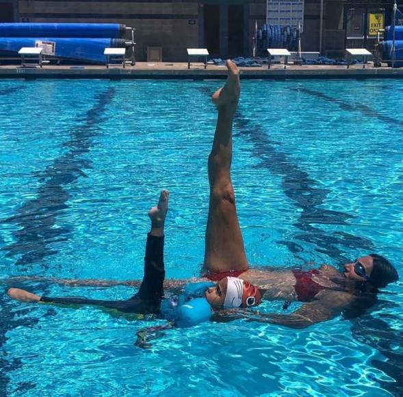 Medallista y arriesgada: Andrea Fuentes, entrenadora española que salvó a nadadora que se desmayó en una piscina