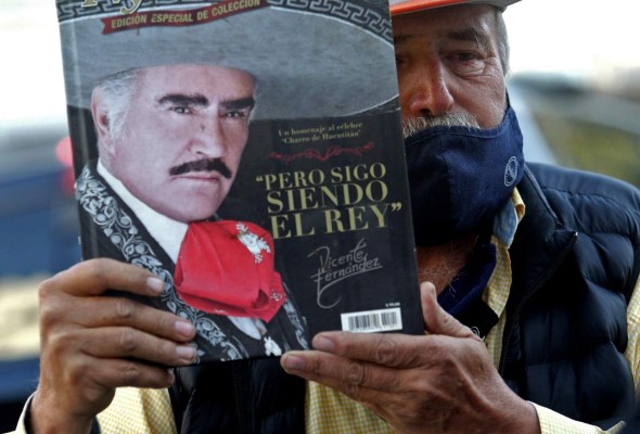 'Le está cantando a la Virgencita', mexicanos lloran la muerte de Vicente Fernández