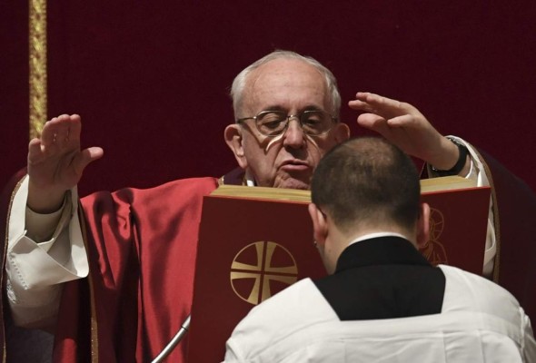 Papa Francisco conmemora la Pasión de Cristo postrado el Viernes Santo