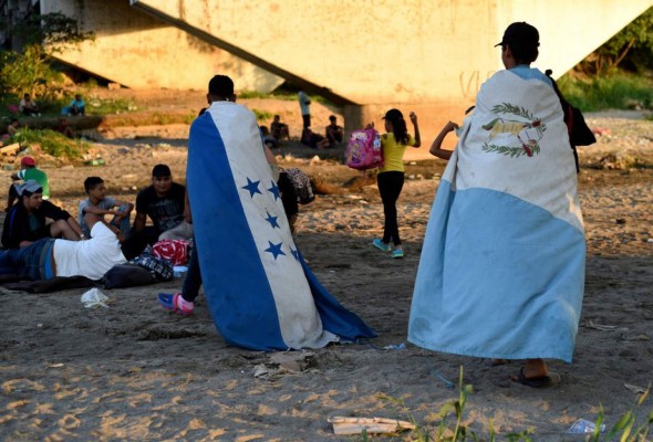 FOTOS: Caravana migrante espera; México refuerza vigilancia en la frontera sur