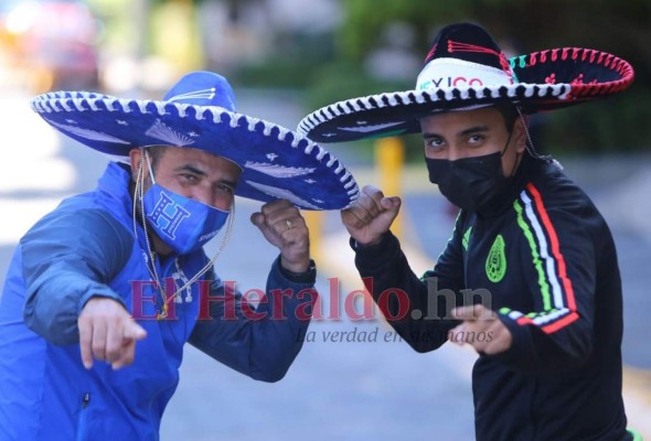 ¡Ambientazo! Afición catracha y mexicana ya palpita cerca del Azteca