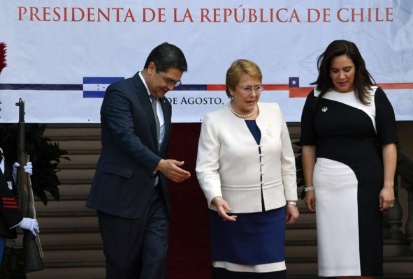 Ana García de Hernández se luce con hermoso y tallado vestido durante visita de Bachelet