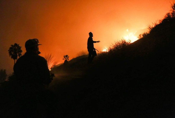 Imágenes del voraz incendio forestal que amenaza a California