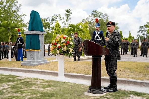 Develan busto en honor al zar antidrogas Julián Arístides González