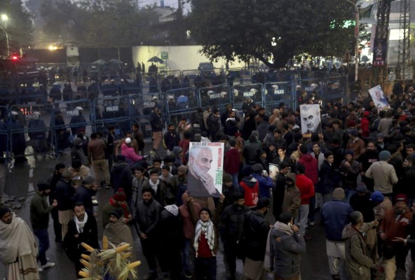 Las imágenes de la mortal estampida en entierro de Soleimani