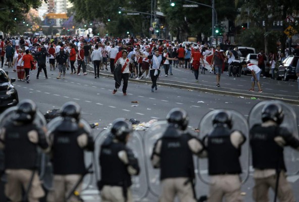 Copa Libertadores: Así fue el enfrentamiento entre hinchas por el que se suspendió la final River Plate vs Boca Juniors (FOTOS)