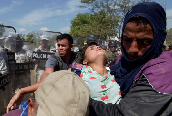 Hondureños en caravana sufren la fría y tenebrosa ruta migratoria, sin comida y sin techo