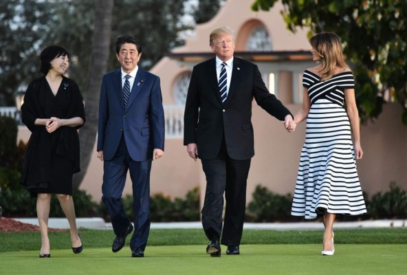 Melania Trump usa llamativo vestido en reunión de Trump y Shinzo Abe