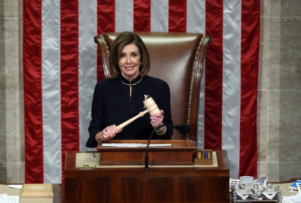 El rostro de satisfacción de Nancy Pelosi tras aprobar juicio político a Donald Trump