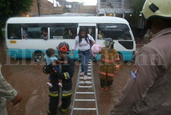 Dramático rescate de pasajeros de bus en la Kennedy tras inundación por lluvias