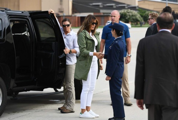 La polémica chaqueta de Melania Trump y el mensaje que revoluciona las redes