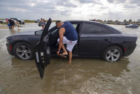 Destrozos e inundaciones por el paso de la tormenta Beta en Texas (FOTOS)