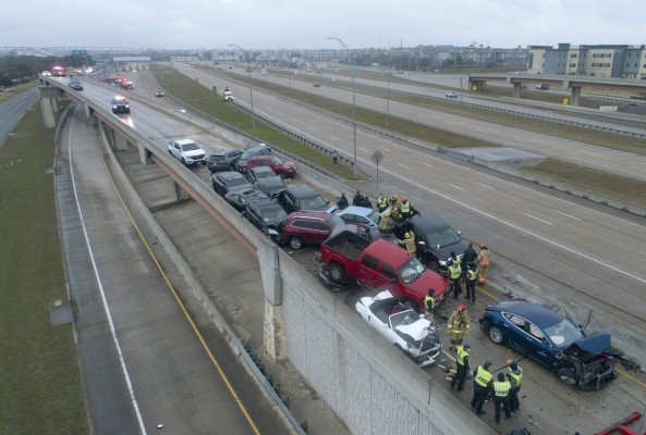 Impactantes imágenes del aparatoso accidente de 75 carros en autopista de Texas