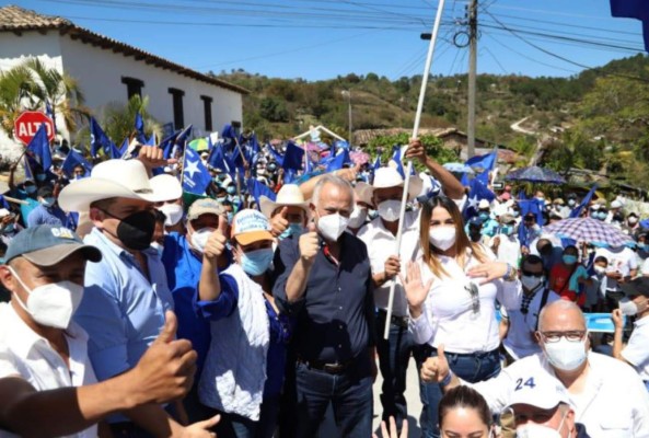 Sin distanciamiento, con caravanas y aglomeraciones, políticos se concentran sin temor al covid  