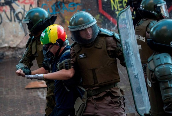 Las imágenes de las tensas y violentas protestas en Chile contra Piñera