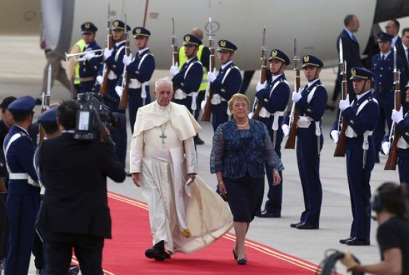 FOTOS: Así fue la llegada del papa Francisco a Chile