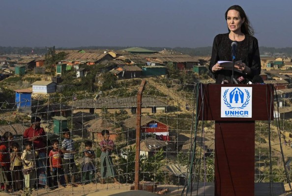 El look de Angelina Jolie durante visita a un campo de refugiados rohinyás