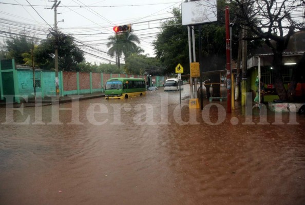 Dramático rescate de pasajeros de bus en la Kennedy tras inundación por lluvias