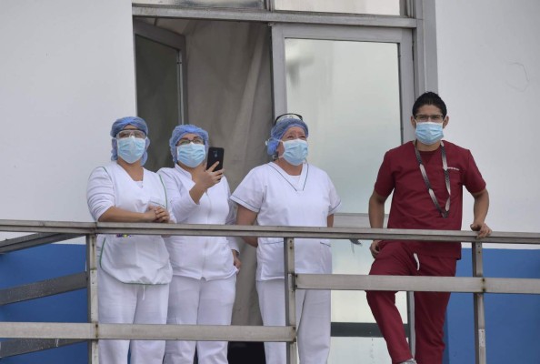 FOTOS: Con trompetas, bomberos llevan alegría a un hospital de Quito