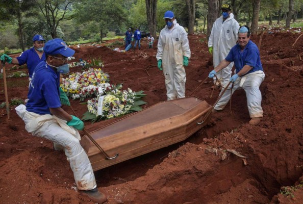 Impactante: El cementerio más grande de Brasil donde entierran muertos por Covid-19