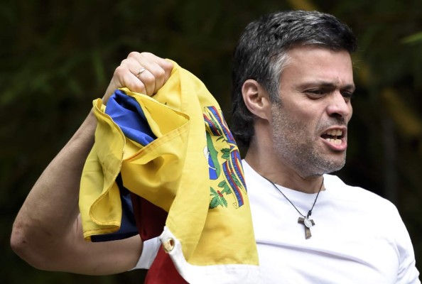 FOTOS: El rostro de Leopoldo López tras salir de la cárcel