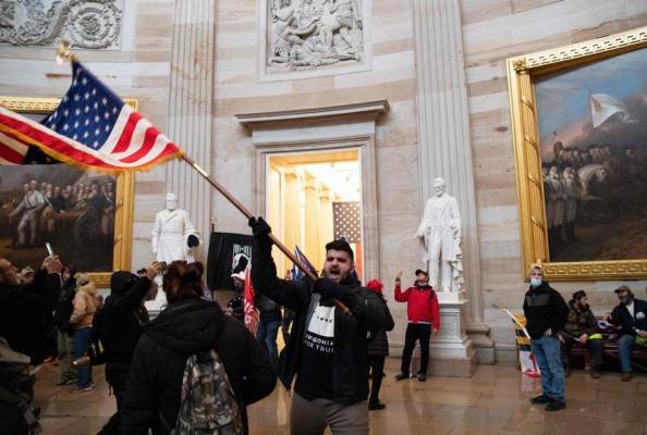 Invadieron escritorios y flamearon la bandera confederada: el caos en el Capitolio