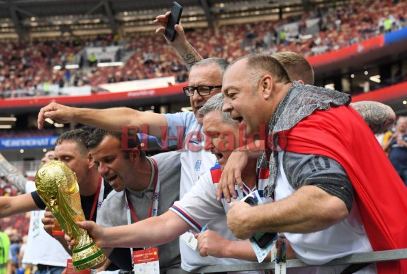 Afición de Croacia e Inglaterra enloquecen en celebración previo al último duelo semifinalista