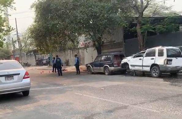 Hombre asesinado en barrio Medina iba esposado y se lanzó del vehículo