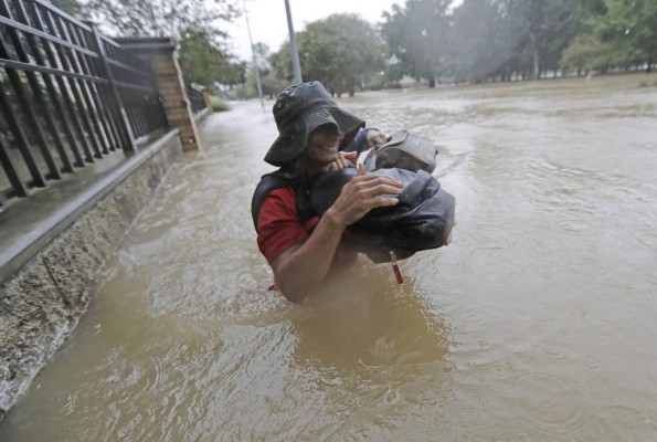 FOTOS: Harvey deja a Houston bajo agua, pero lo peor está aún por venir