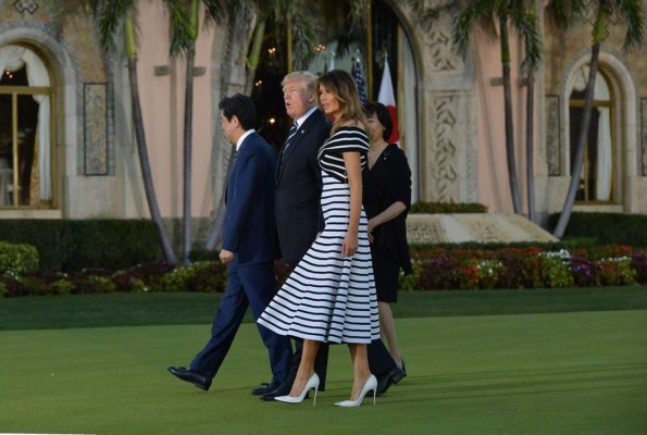 Melania Trump usa llamativo vestido en reunión de Trump y Shinzo Abe