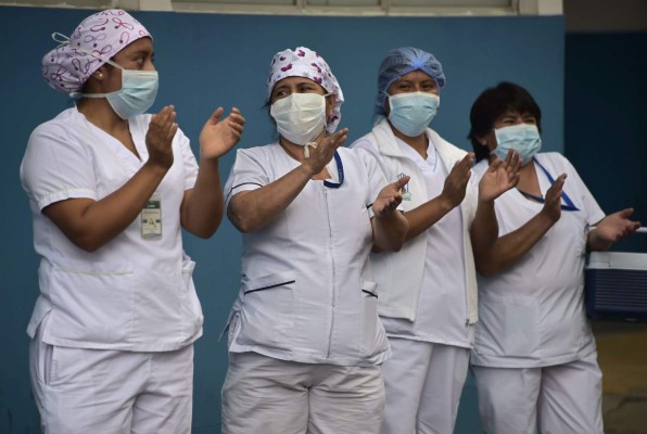 FOTOS: Con trompetas, bomberos llevan alegría a un hospital de Quito